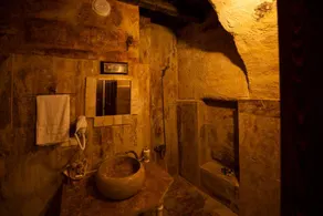 Glamada Cave Suite - Image 5