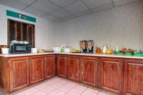 Key West Inn Baxley - Image 5