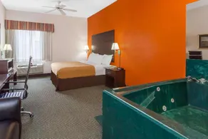 Days Inn & Suites by Wyndham Pasadena - Image 3