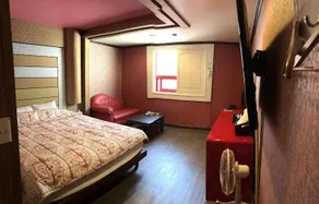 Public Hotel - Image 2