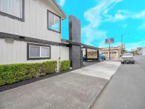 Americas Best Value Inn & Suites Eureka - Image 4