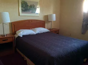 Royal Inn & Suites - Image 4