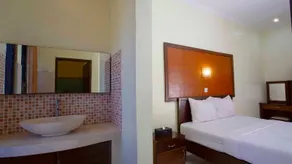 Teges Inn by OYO Rooms - Image 5