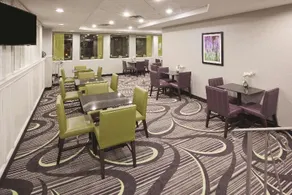 La Quinta Inn & Suites by Wyndham Minneapolis Bloomington W - Image 2
