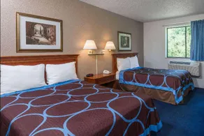 Super 8 by Wyndham Delmont - Image 4