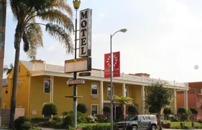 Coral Sands Motel - Image 2