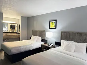 Opulent Oasis Motel Crestview - Image 5