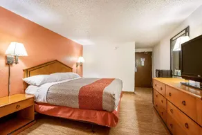 Howard Johnson by Wyndham Albert Lea - Image 5