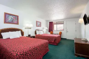 Days Inn by Wyndham Gallup - Image 4