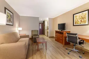 Best Western Plus Liverpool-Syracuse Inn & Suites - Image 2