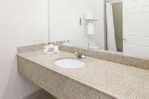 Days Inn & Suites by Wyndham Pasadena - Image 4