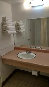 Traveler's Uptown Motel - Image 5