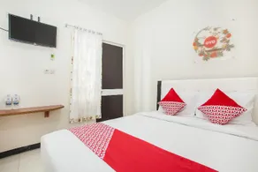 Cozy Residence Syariah  by OYO Rooms - Image 3