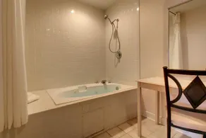 Key West Inn Baxley - Image 4