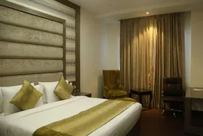 Clarion Inn Amps - Image 4