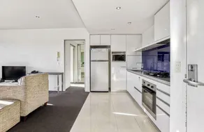 Cavill Avenue Private Apartments - Image 5