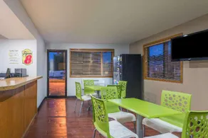 Super 8 by Wyndham Delmont - Image 2