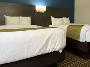 Econo Lodge - Image 4