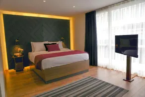 The Roomy Hotel - Image 2