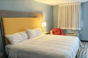 Budgetel Inn & Suites - Image 4