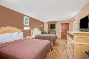 Days Inn by Wyndham Columbus Tryon - Image 4