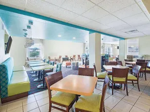 La Quinta Inn & Suites by Wyndham Mathis - Image 3