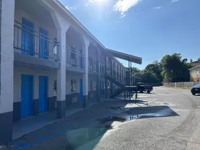 Super 7 Inn - Image 2