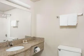 Days Hotel by Wyndham Peoria Glendale Area - Image 2