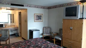 Traveler's Uptown Motel - Image 4