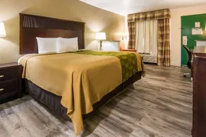 Econo Lodge Inn & Suites - Image 3