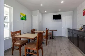 Quality Inn - Image 3