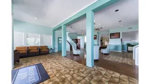 HillView Inn at Six Flags Fiesta - Image 2