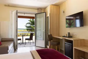 Logis Hotel Le Val Moret - Image 2
