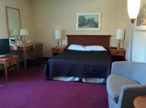 Royal Inn & Suites - Image 5