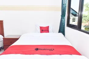 RedDoorz Near Lenmarc Mall Surabaya - Image 5
