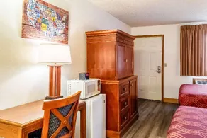 Econo Lodge Inn And Suites Ma - Image 3