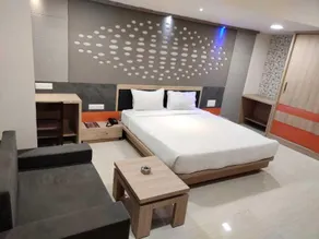 Hotel The Grand Takshak - Image 2