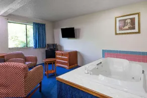 Super 8 by Wyndham Delmont - Image 5
