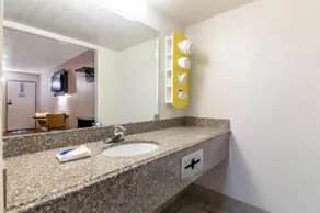 Motel 6 Clinton OK - Image 3