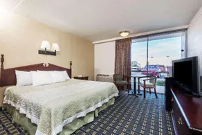 Days Inn by Wyndham Vernon - Image 4