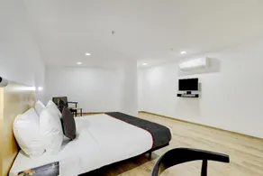 OYO Townhouse 190 Rajyash Rise Vishala Circle - Image 4