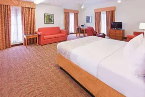 Super 8 by Wyndham San Antonio Near SeaWorld Ingram Park - Image 3
