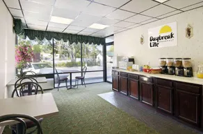 Palmetto Inn & Suites - Image 5
