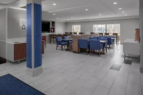 Holiday Inn Express Hotel & Suites Biltmore - Image 3