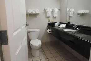 La Quinta Inn & Suites by Wyndham Fort Myers Airport - Image 3