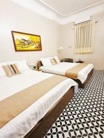 Golden Lotus Hostel & Spa Hang Dao Night Market - Image 5