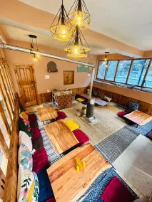 MeMooners Hostel & Riverside Cafe - Image 3