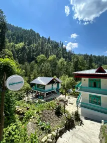MeMooners Hostel & Riverside Cafe - Image 2