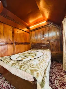 Backpackers Lake View Houseboat  - Image 4