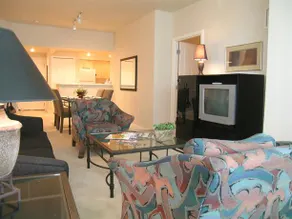 Pacific Guest Suites At Metropolitan Tower - Image 5